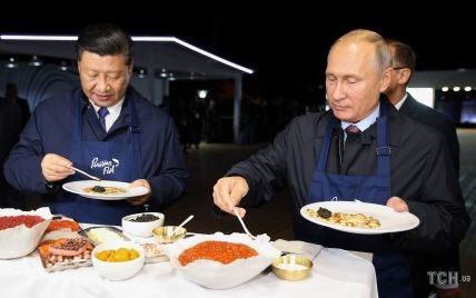 Путин и Си Цзиньпин приготовили блины с икрой во время переговоров во Владивостоке. Фото