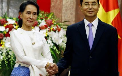 Не така, як завжди: державний радник М'янми одягла на зустріч костюм в європейському стилі