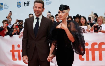 В ретро-образе и за руку с Купером: Леди Гага на кинофестивале в Торонто