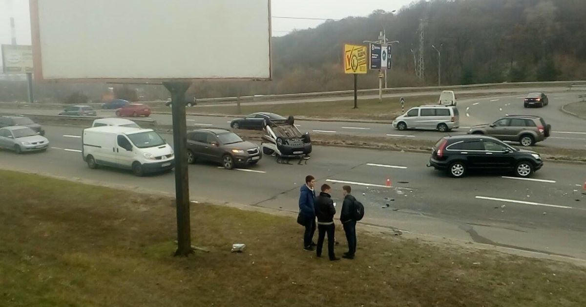На одній із київських вулиць сталася друга моторошна ДТП за тиждень / © Facebook/Киев автомобильный
