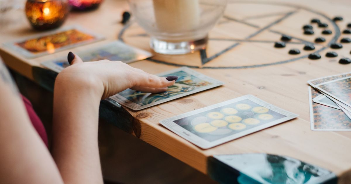 Гороскоп на 22 декабря для всех знаков зодиака по картам Таро