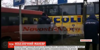 У Миколаєві зіткнулися міжнародний автобус та міська маршрутка: п'ятеро людей зазнали травм