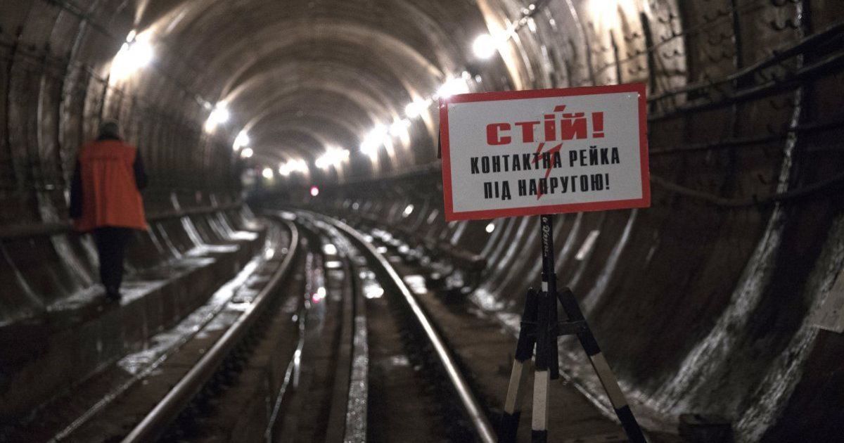 Рух потягів синьою лінією метро призупинено: людина впала на колію (відео)
