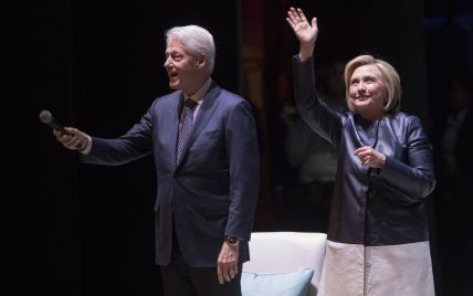 В стильном пальто и с мужем: Хиллари Клинтон на мероприятии в Нью-Йорке