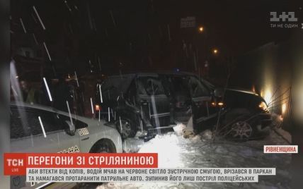 Полиции Ровно пришлось стрелять в авто водителя, который убегал по встречке и пошел на таран