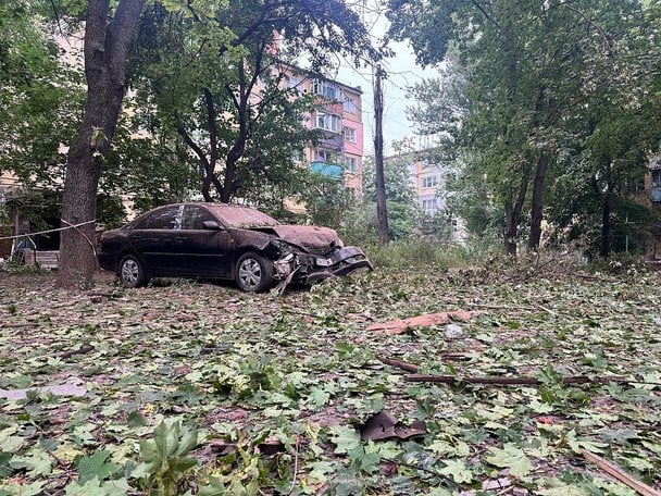 26 серпня. Російські військові скинули на місто Краматорськ Донецької області сім авіабомб ФАБ-250. Правоохоронці надали допомогу пораненим та евакуювали їх до лікарні. / © Getty Images