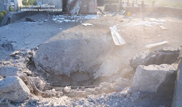 Армія РФ дроном атакувала одну з багатоповерхівок. / © Запорізька ОВА