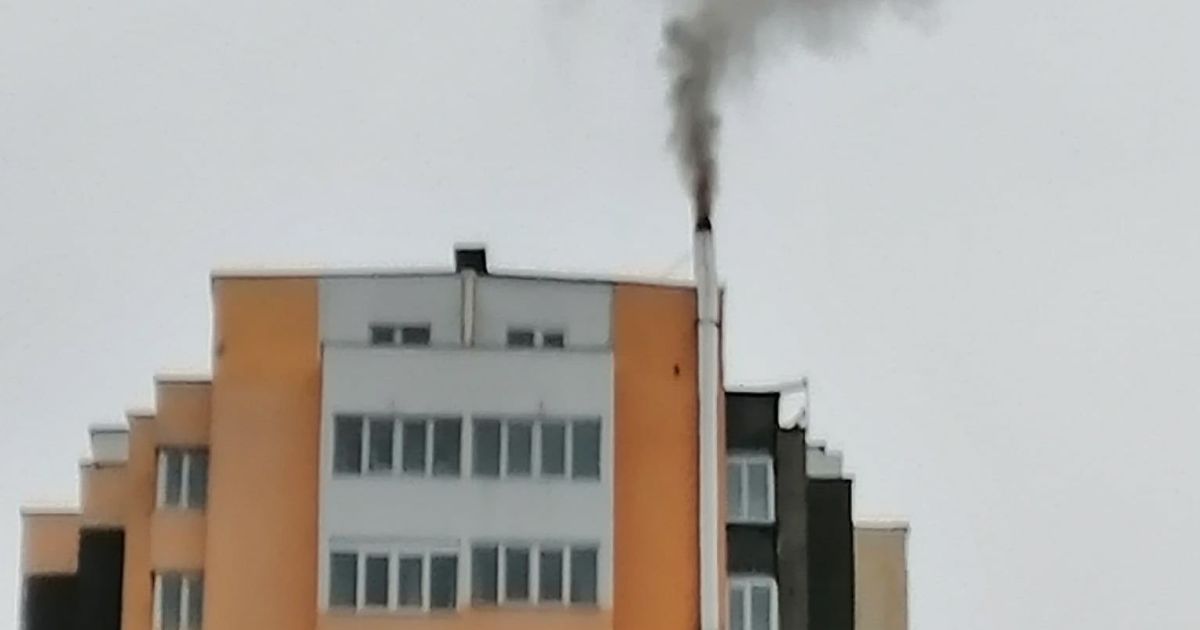 У Києві мешканці багатоповерхівки опалюють будинок дровами: фото