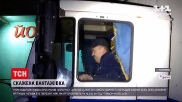 В Днепре грузовик снес трубу теплотрассы и въехал в балкон | Новости Украины