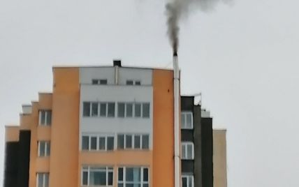 В Киеве жители многоэтажки отапливают дом дровами: фото