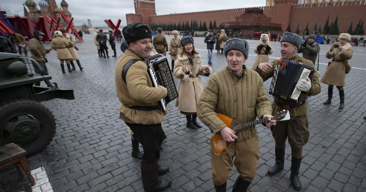 Большинство россиян назвали украинцев "братским народом", но не исключают войны с Украиной — опрос