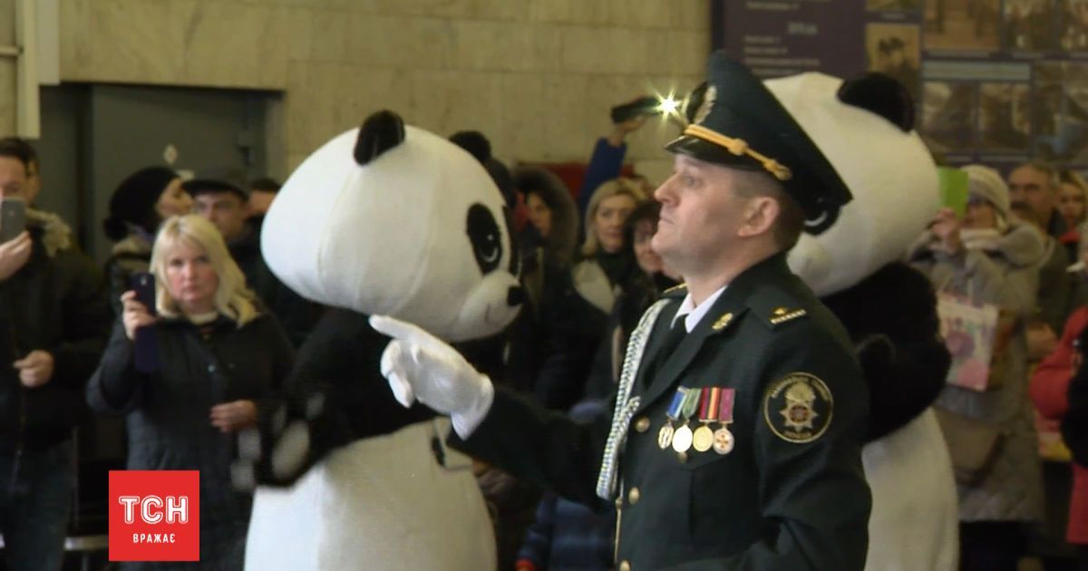 У київському метро з пандами та оркестром зустріли весну