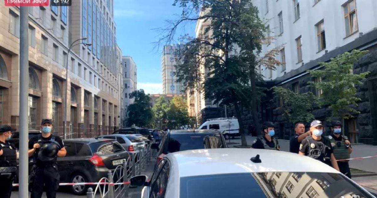 В Киеве под Кабмином полиция проводит спецоперацию: подробности