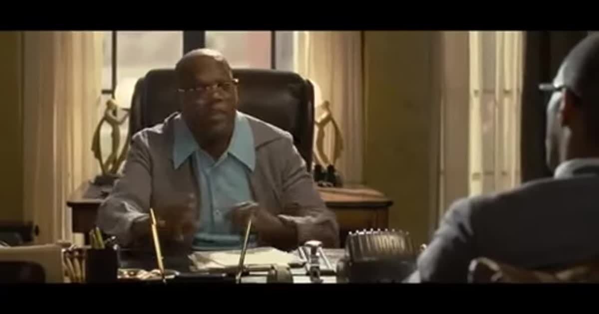 Компания Apple отменила премьеру фильма "Банкир" из-за секс-скандала