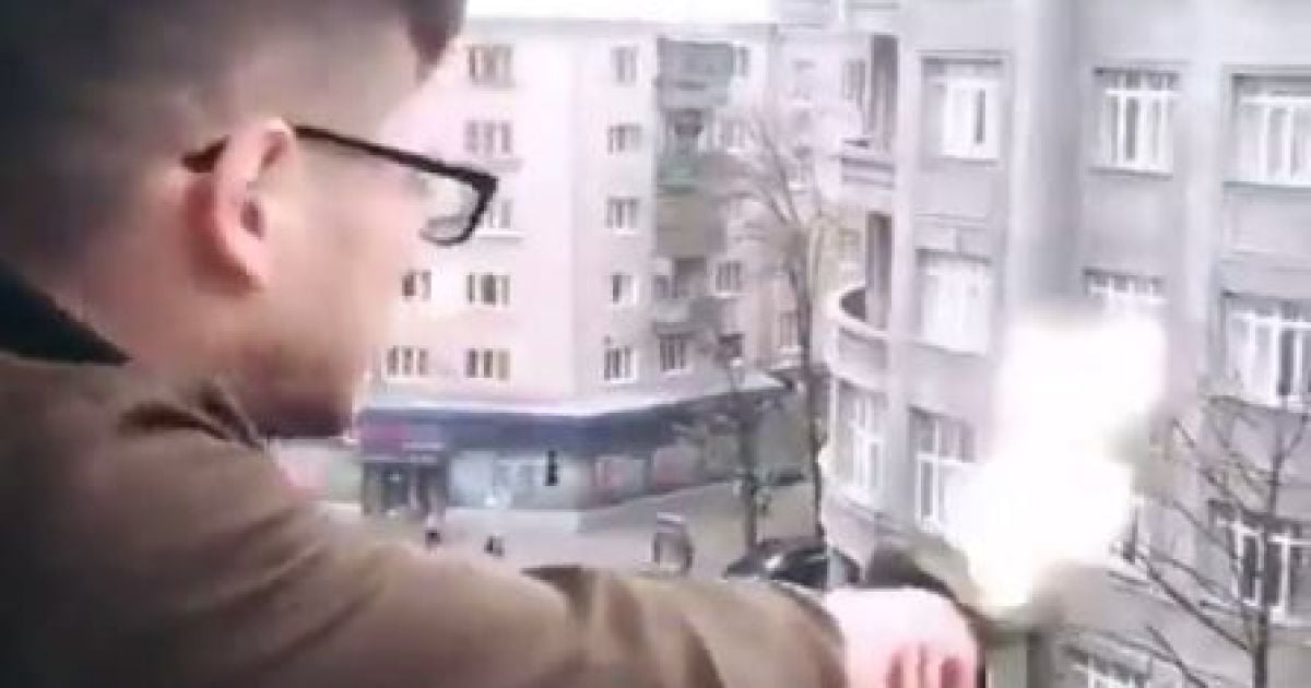 Поліція затримала молодика, який серед білого дня обстріляв перехожих з балкона у Харкові