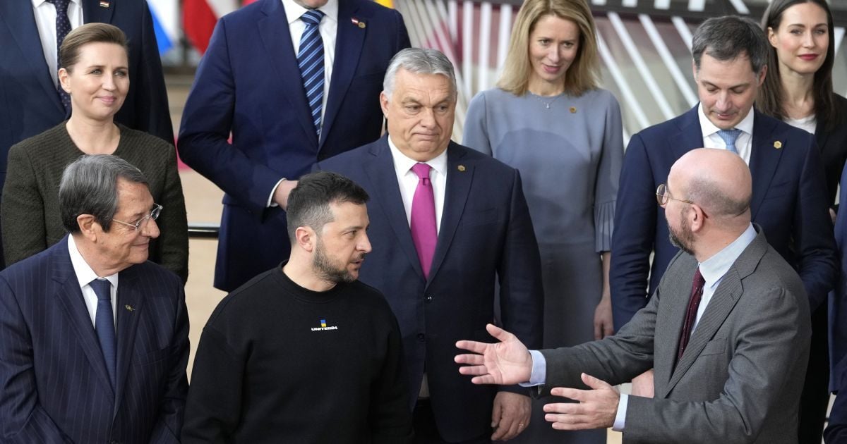 "Прем’єр підійшов і потис президенту руку": в ОП розповіли про зустріч Зеленського з Орбаном на саміті ЄС