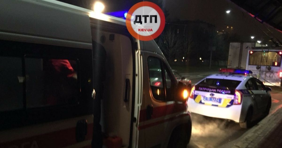 В Киеве выходцы из Кавказа носились по тротуару на "Мерседесе" и избили парня за замечание