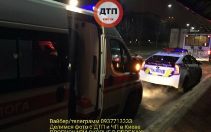 В Киеве выходцы из Кавказа носились по тротуару на "Мерседесе" и избили парня за замечание