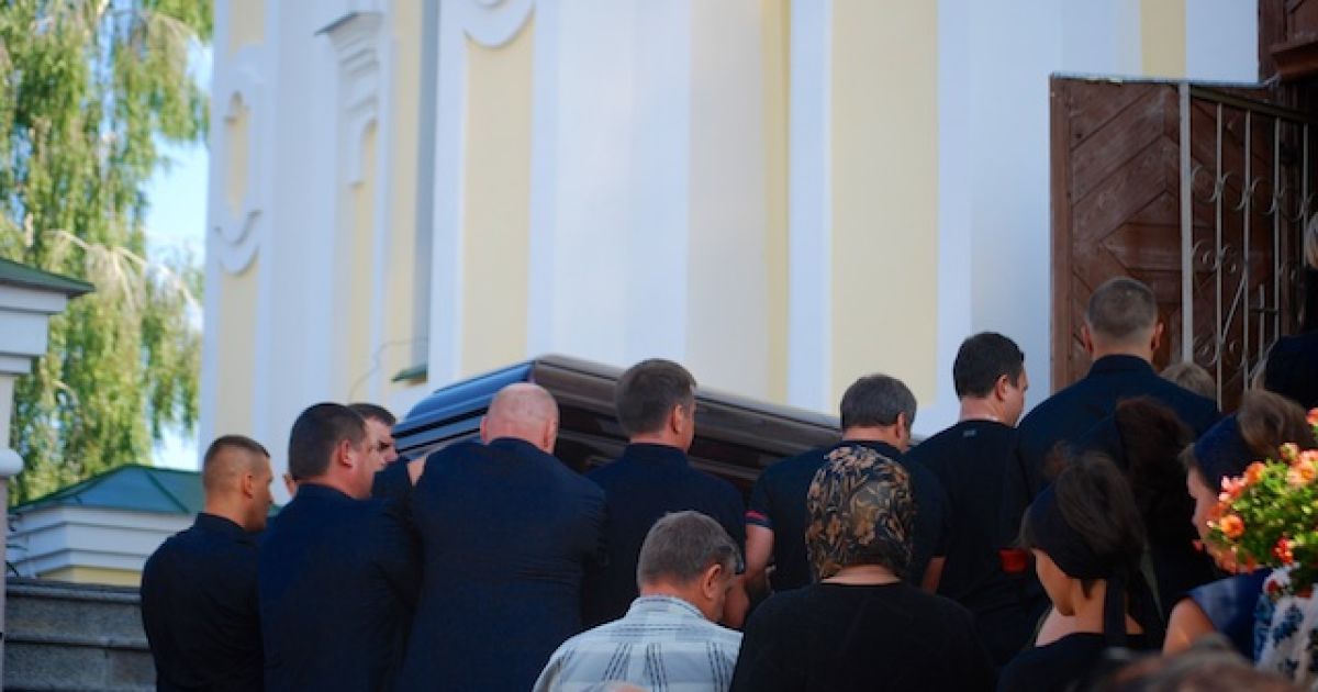 Во время панихиды по Еремееву на территории Святотроицкого собора в Луцке / © ТСН.ua