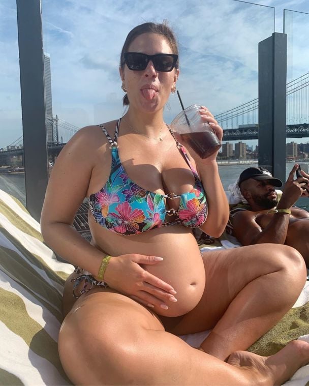  / © instagram.com/ashleygraham