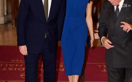 На зміну чорному: Меган у яскравій синій сукні разом з принцем Гаррі відвідала благодійний концерт