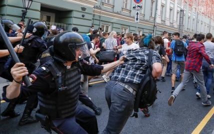 "Все законно". У Кремлі прокоментували затримання підлітків та журналістів на протестах в РФ
