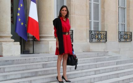 Знову у короткому: молодший міністр екології Франції підкреслила стрункі ноги червоною сукнею