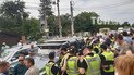 На Русановских садах дачники снова блокируют движение грузовиков: дорогу освобождают десятки правоохранителей