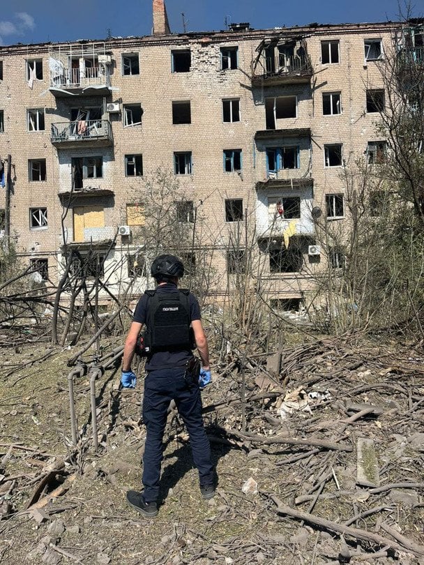 РФ ударили по рынку Константиновки из "Смерчей": есть погибшие, под завалами могут быть люди (фото)