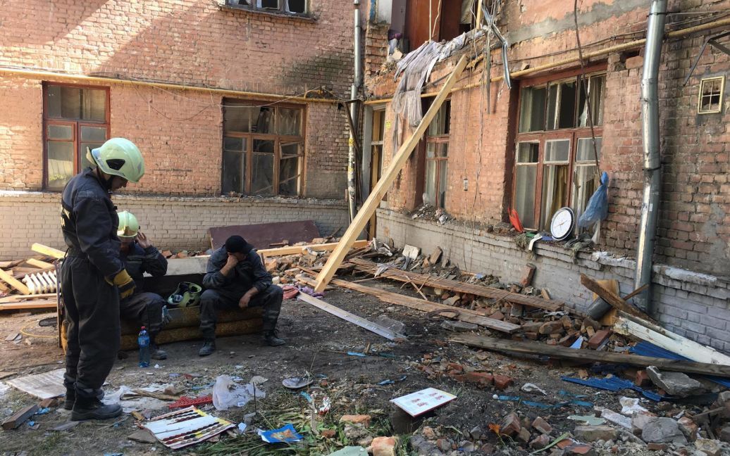 Жильцы ищут уцелевшие вещи на развалинах дома / © Фото Валерии Ковалинской/ТСН