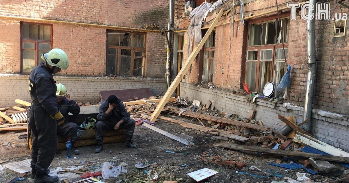 Жильцы ищут уцелевшие вещи на развалинах дома / © Фото Валерии Ковалинской/ТСН