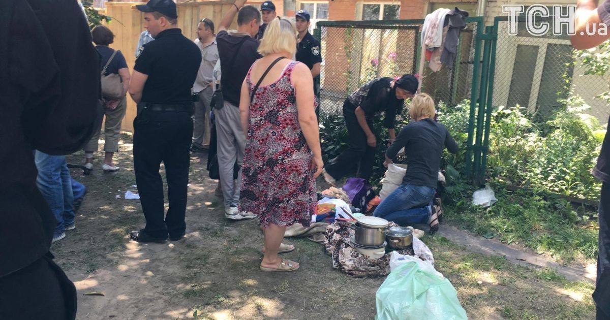 Жильцы ищут уцелевшие вещи на развалинах дома / © Фото Валерии Ковалинской/ТСН