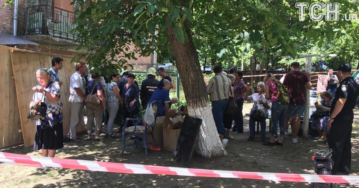 Жильцы ищут уцелевшие вещи на развалинах дома / © Фото Валерии Ковалинской/ТСН