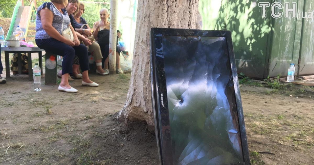 Жильцы ищут уцелевшие вещи на развалинах дома / © Фото Валерии Ковалинской/ТСН