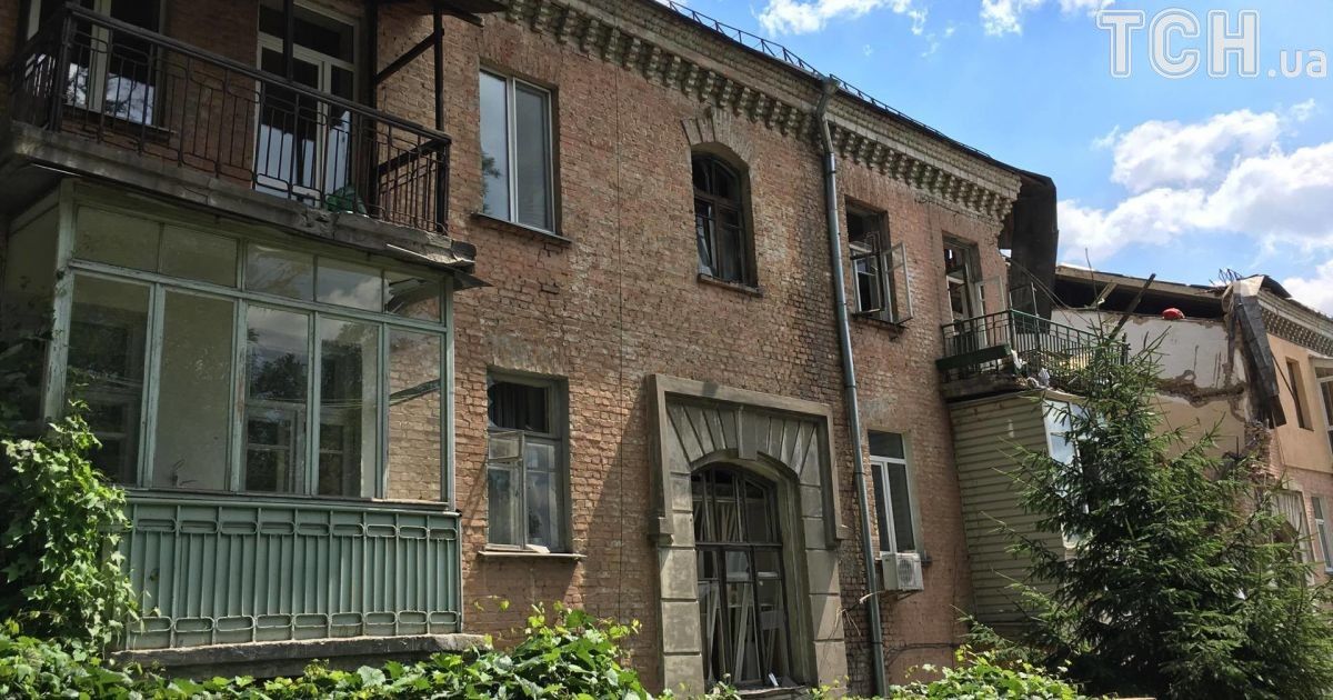 Жильцы ищут уцелевшие вещи на развалинах дома / © Фото Валерии Ковалинской/ТСН