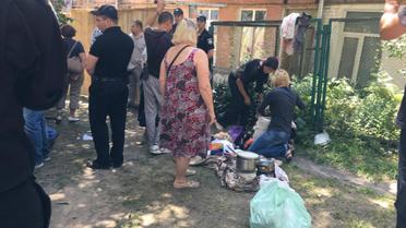 Пожильці шукають вцілілі речі на руїнах будинку / © Фото Валерії Ковалінської/ТСН