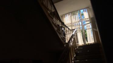 Пожильці шукають вцілілі речі на руїнах будинку / © Фото Валерії Ковалінської/ТСН