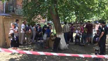 Пожильці шукають вцілілі речі на руїнах будинку / © Фото Валерії Ковалінської/ТСН