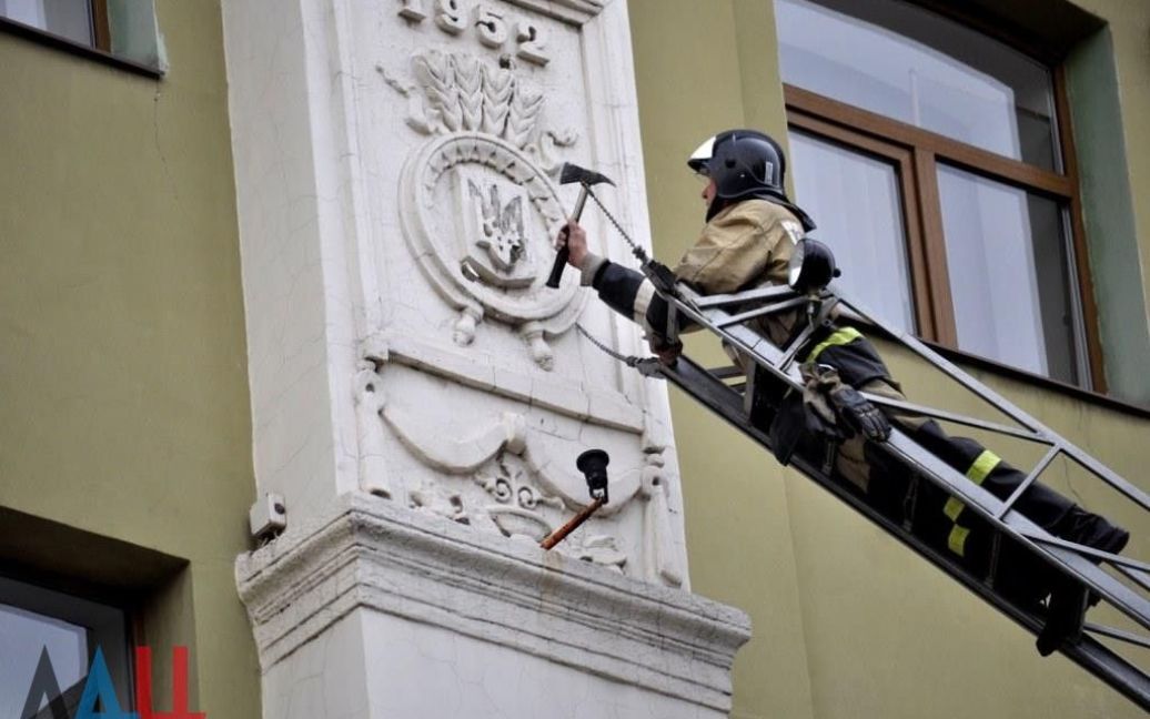 В Донецке уничтожают символику Украины / © dan-news.info