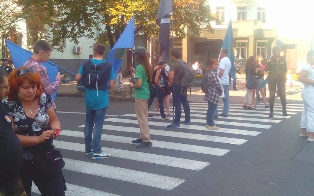 Активисты блокируют движение / © ТСН