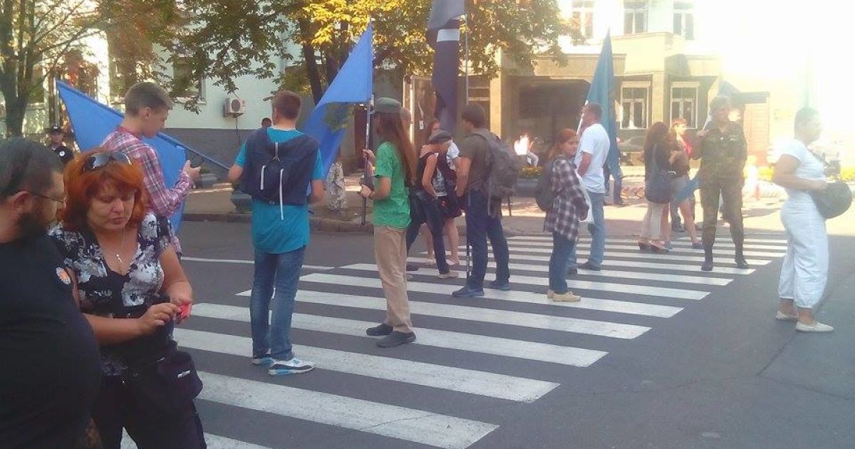 Активисты блокируют движение / © ТСН
