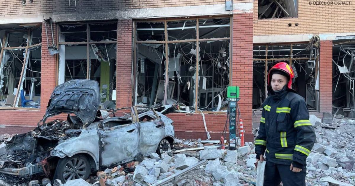 Фото з місця ракетного удару по Одесі 14 червня / Фото: ДСНС, з відкритих джерел