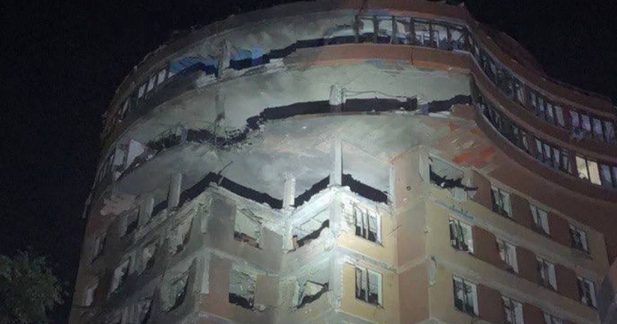 Фото з місця ракетного удару по Одесі 14 червня / Фото: ДСНС, з відкритих джерел