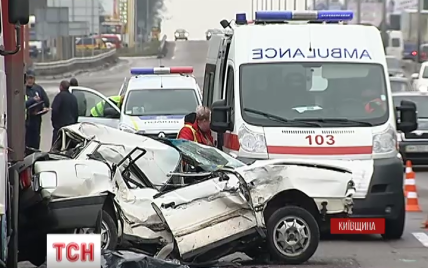 Под Киевом иномарка влетела в две фуры: авария оборвала жизнь 23-летней девушки