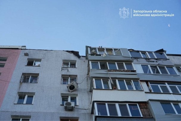 Армія РФ дроном атакувала одну з багатоповерхівок. / © Запорізька ОВА