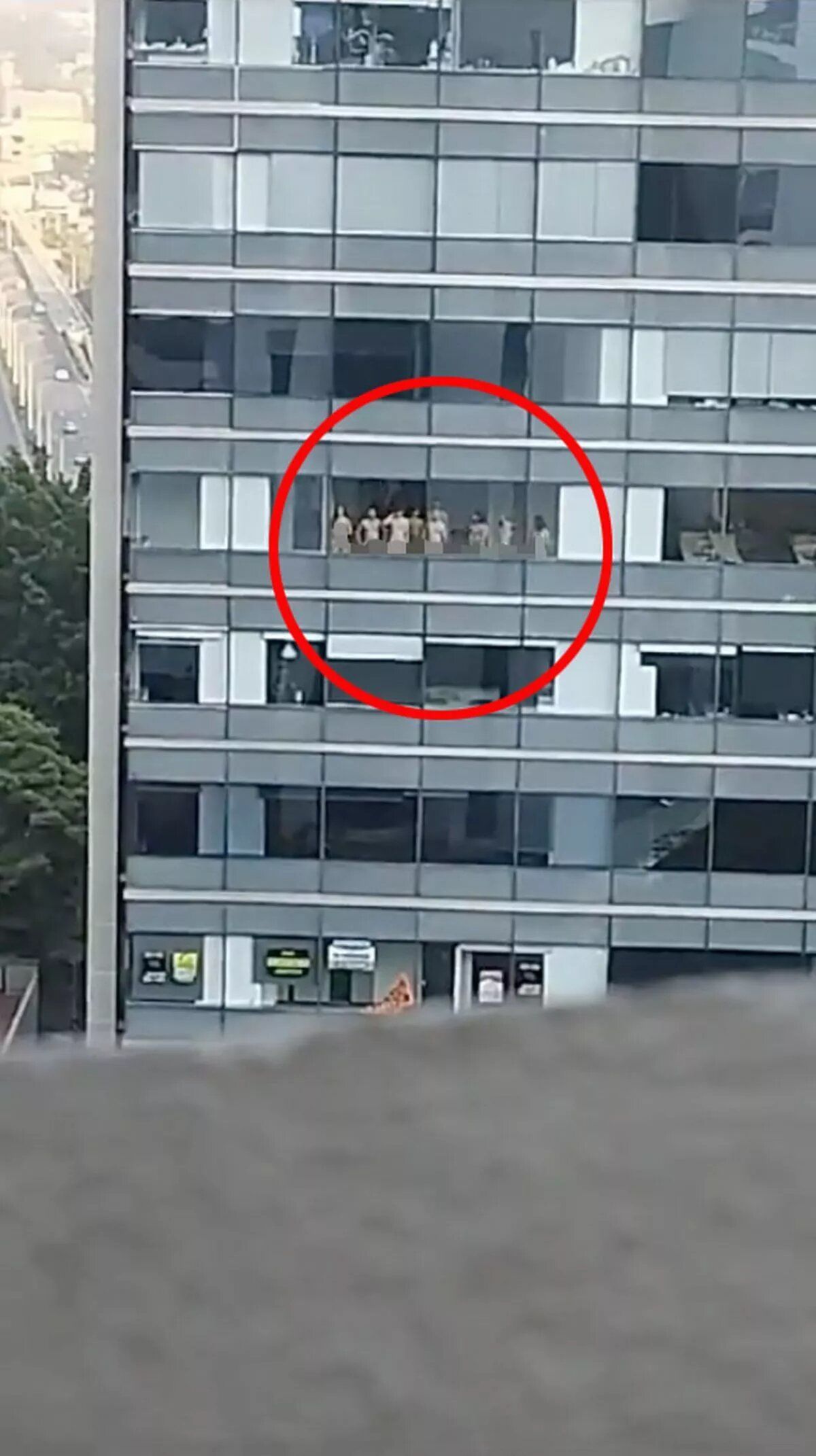 11 голых мужчин и женщин позировали у панорамного окна небоскреба — ТСН,  новости 1+1 — Курьезы