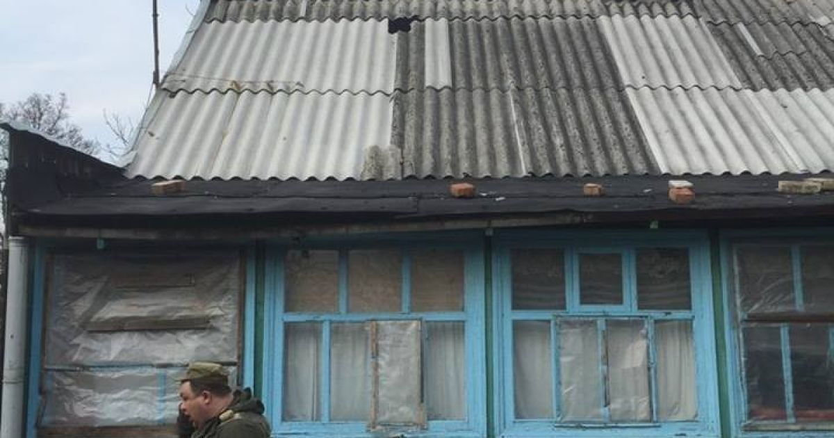 мінометний снаряд влетів у житловий будинок в Авдіївці_3 / © facebook.com/Вячеслав Аброськин