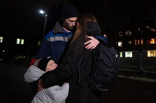 Зустріч звільнених захисників зі своїми рідними \ джерело: телеграм Володимира Зеленського
