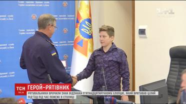 Школьник вывел из горящего дома десяток жителей