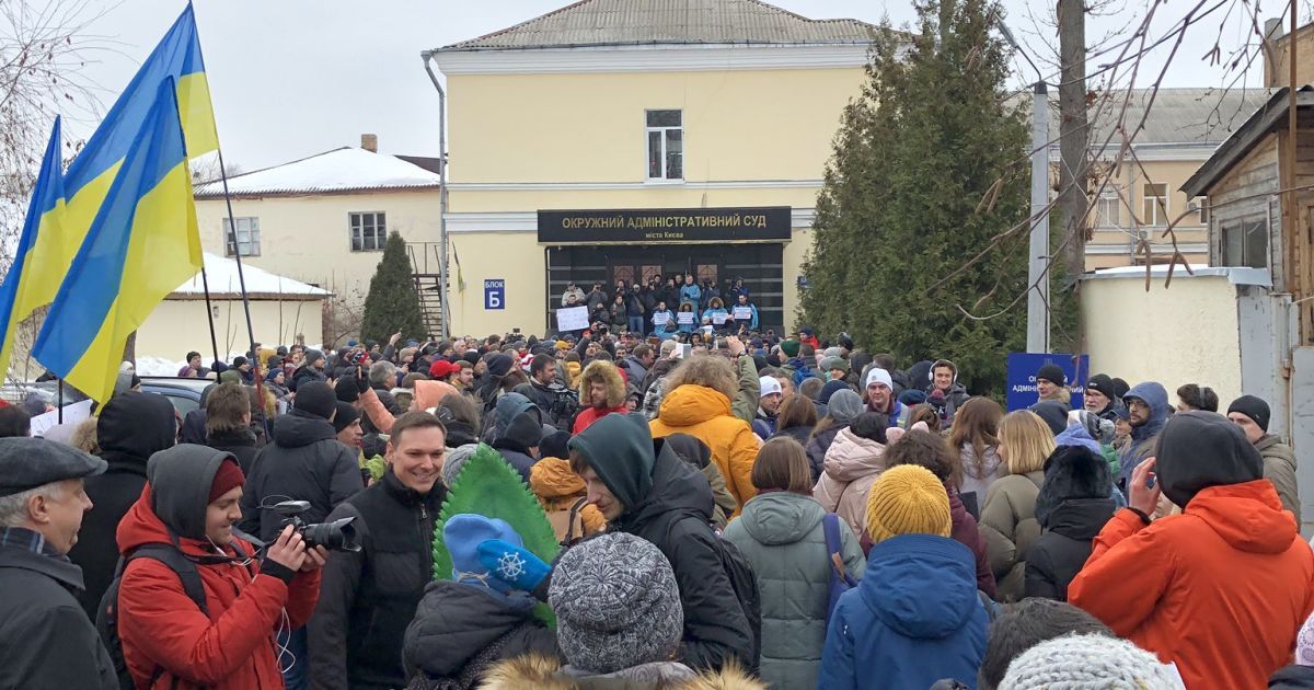 У центрі Києва сотні людей прийшли до Окружного суду, щоб підтримати відсторонену Супрун